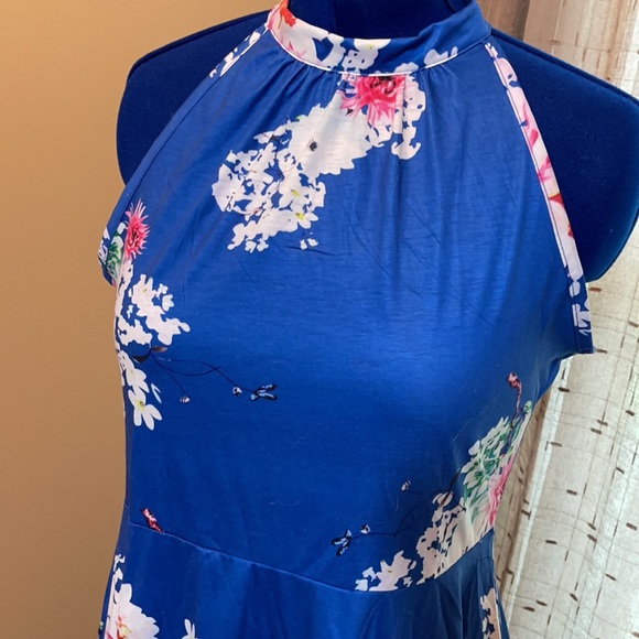 Halter dress in blue with floral pattern. - Picture 2 of 4